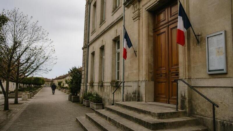 Soutenir Robert Ménard dans sa décision de refuser un mariage OQTF