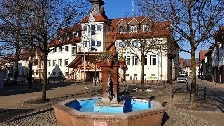 Die Brunnefra gehört zurück in die Mitte unseres Dorfes.