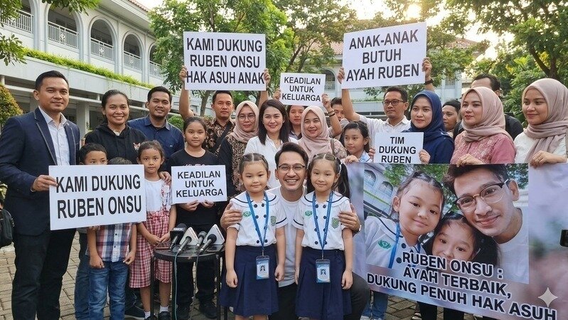 DUKUNG RUBEN ONSU MENDAPATKAN HAK ASUH ANAK