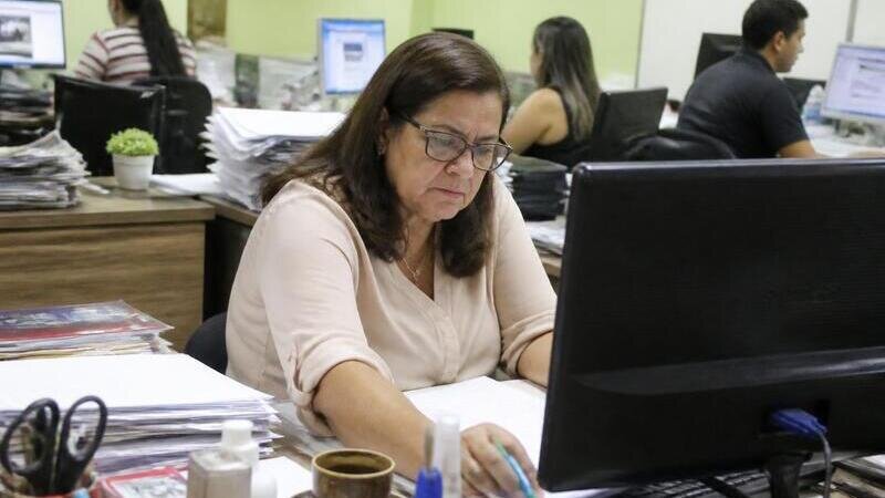 Aprovar cotas para profissionais com 50 anos ou mais