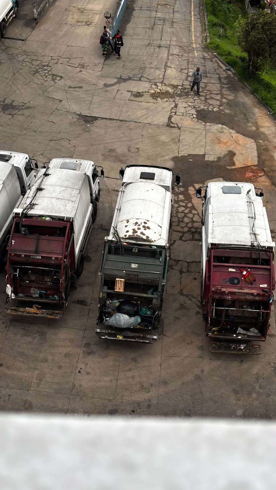 Caminhões de lixo exalando cheiro insuportável