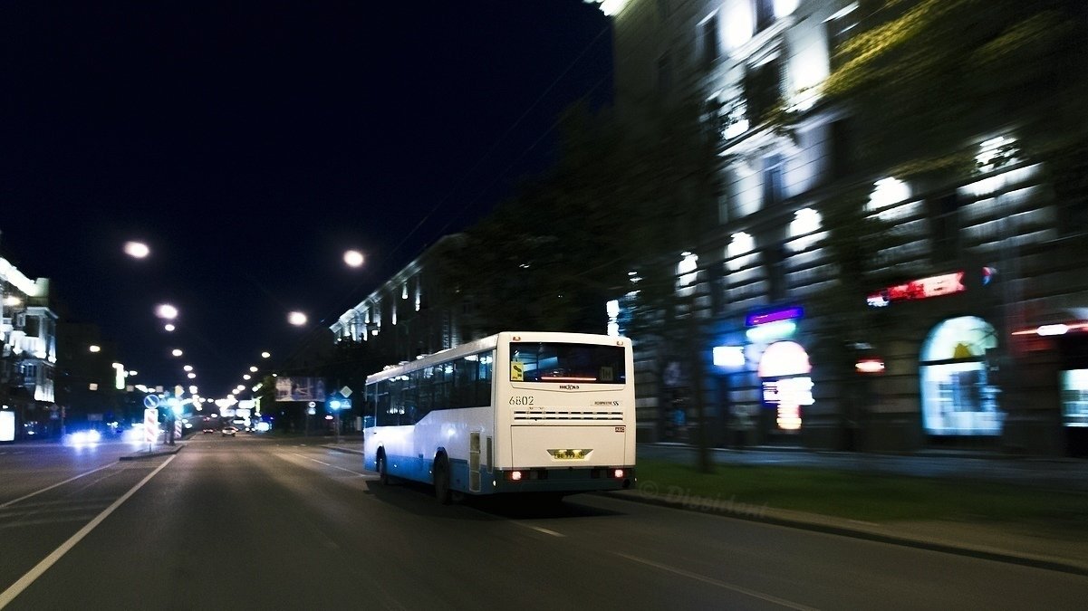 Эстетика общественного транспорта. Курск автовокзал ночью. Автовокзал серпухов. Ночные автобусы. Вечерний автобус.