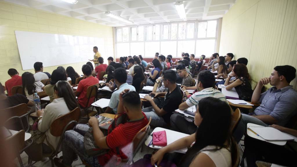 Petición · Disminuir el número máximo de alumnos y alumnas por clase en Primaria y la ESO Petición · Disminuir el número máximo de alumnos y alumnas por clase en Primaria y la ESO