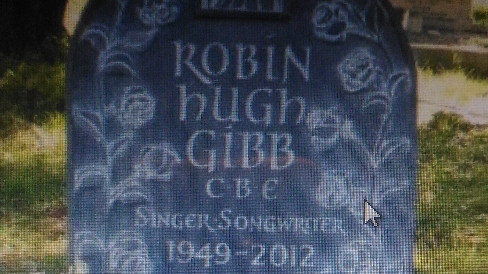 Pétition · A tombstone on the ground on Robin GIBB's grave, a statue in