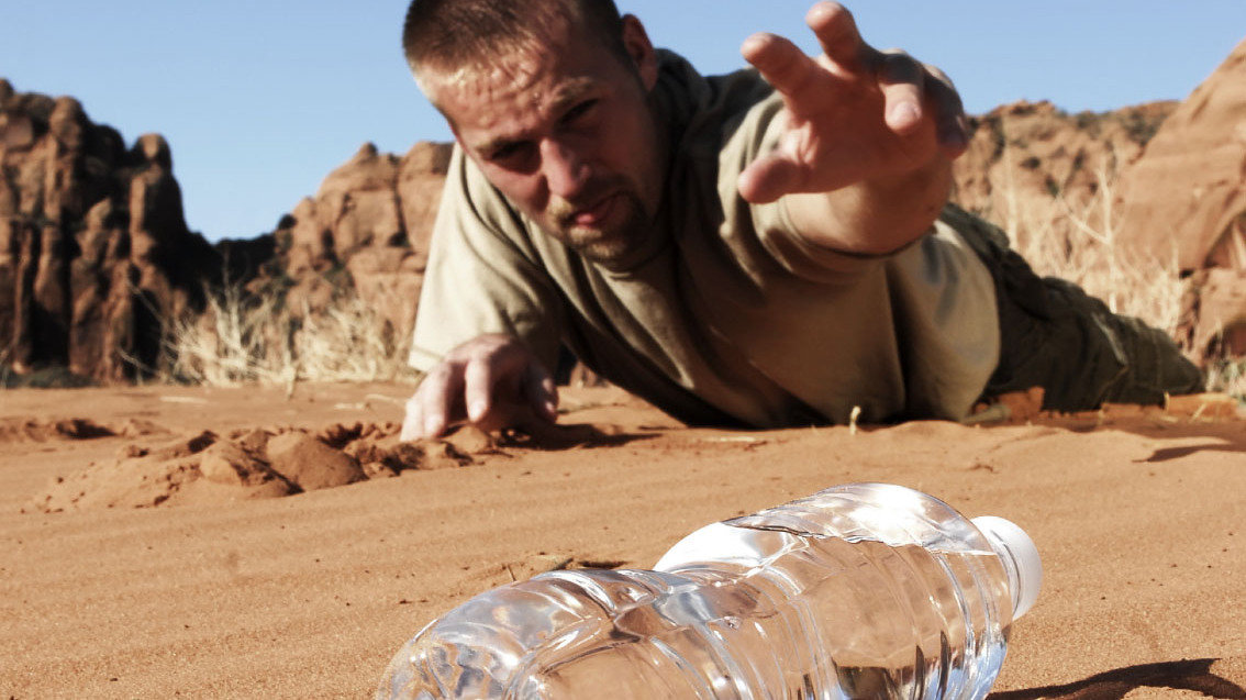Вода и человек. Человек пьет. Мужик пьет из большой бутылки. Человек в пустыне. Пить воду.