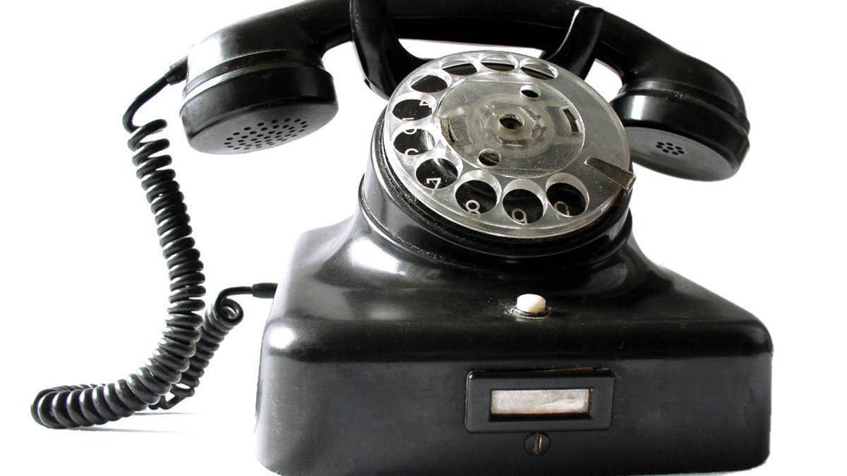 Talking phone meme. I _______ breakfast when the phone rang. Радостная девушка. Говорит по телефону. Красивые девушки на телефон.