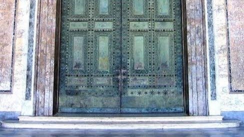 Roma'daki Aziz John kilisesinin 2000 yıllık kapısına WD-40 sıkılsın