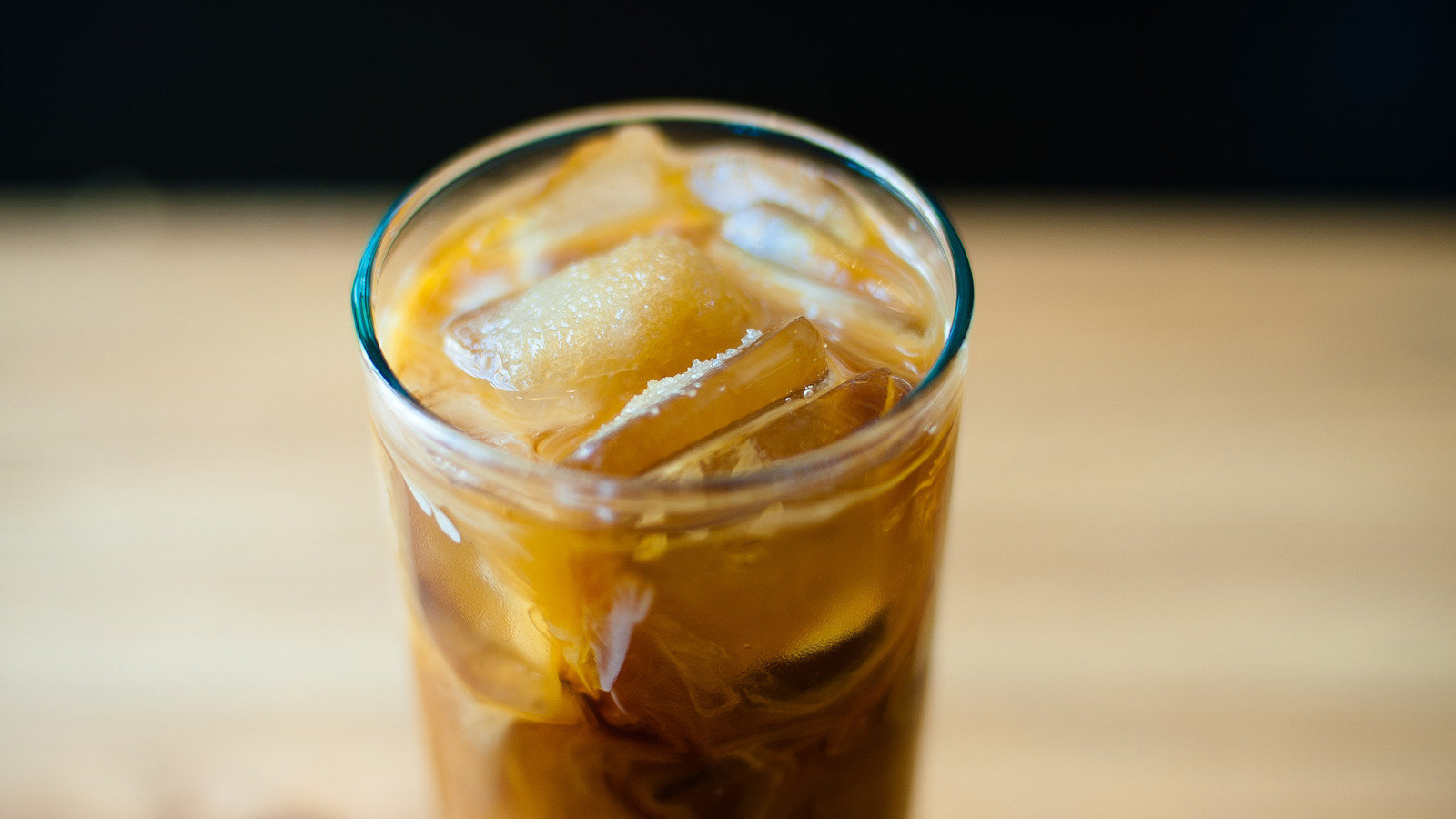 джин с закуской. пьют ли джин с колой. джин размешать с колой. Gordons orange gin. Cuba libre алкогольный напиток.