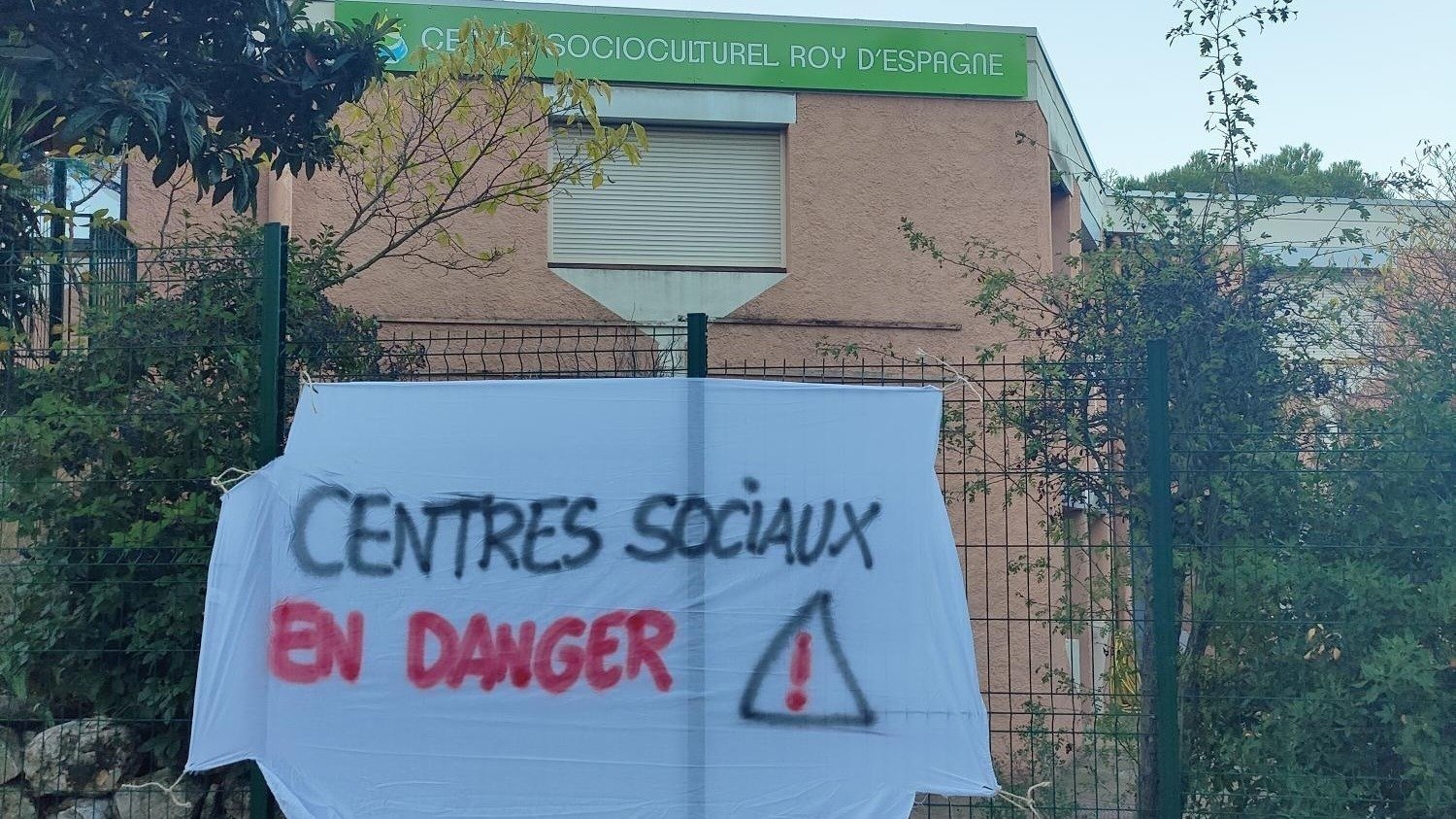 Pétition · Centre social en danger ! - France · Change.org