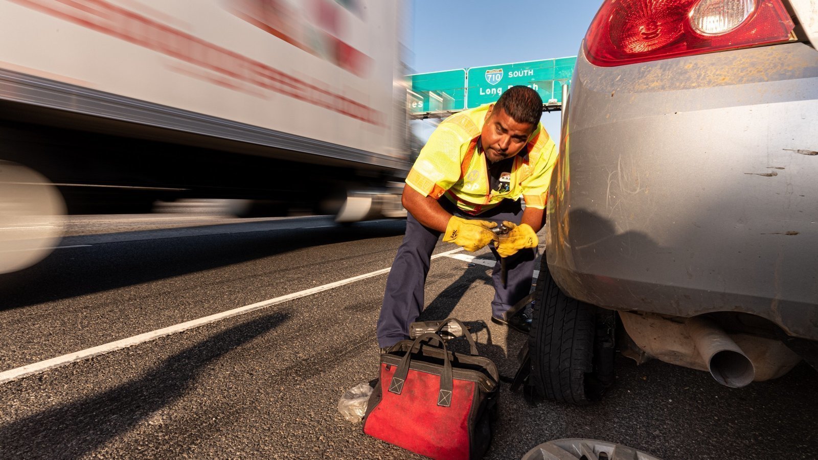 Petition · Allow florida tow trucks to use Blue and or red flashing