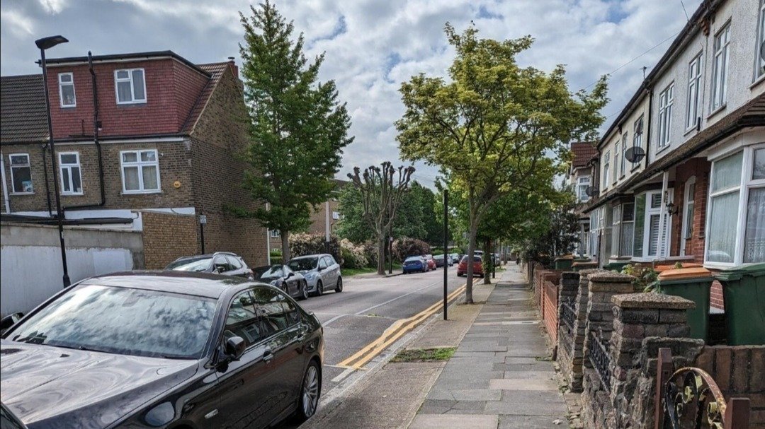 Can I Stop On Double Yellow Lines