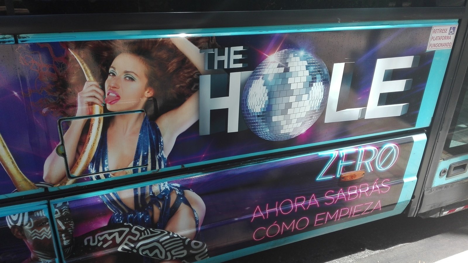 Petición · Conseguir retirar los carteles del espectáculo The Hole en