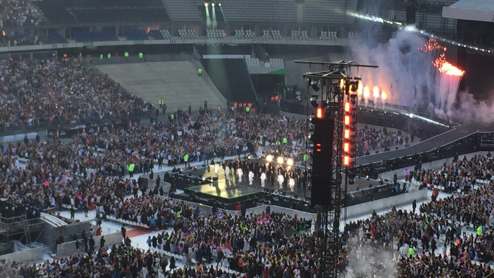 Pétition · Fosse assise au concert de BTS/Seated floor for BTS concert