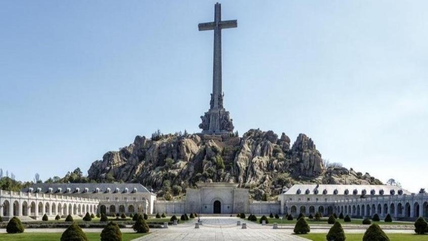 Pétition · Mantener el monumento construido por el franquismo France