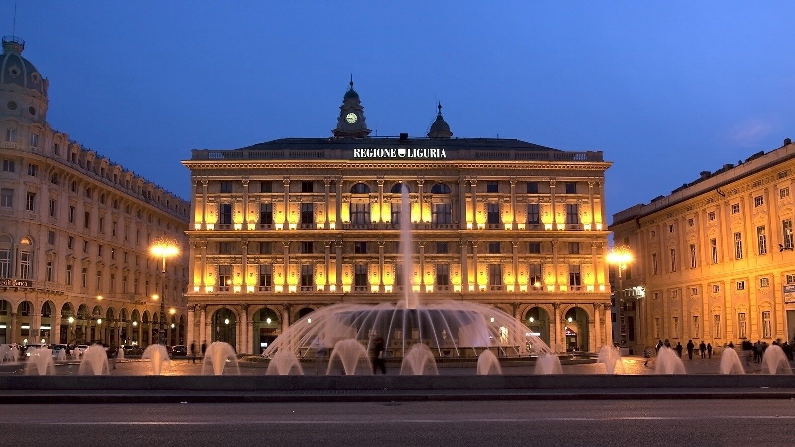 Petizione · Rimozione del maxi-schermo/tendone luminoso di Piazza De