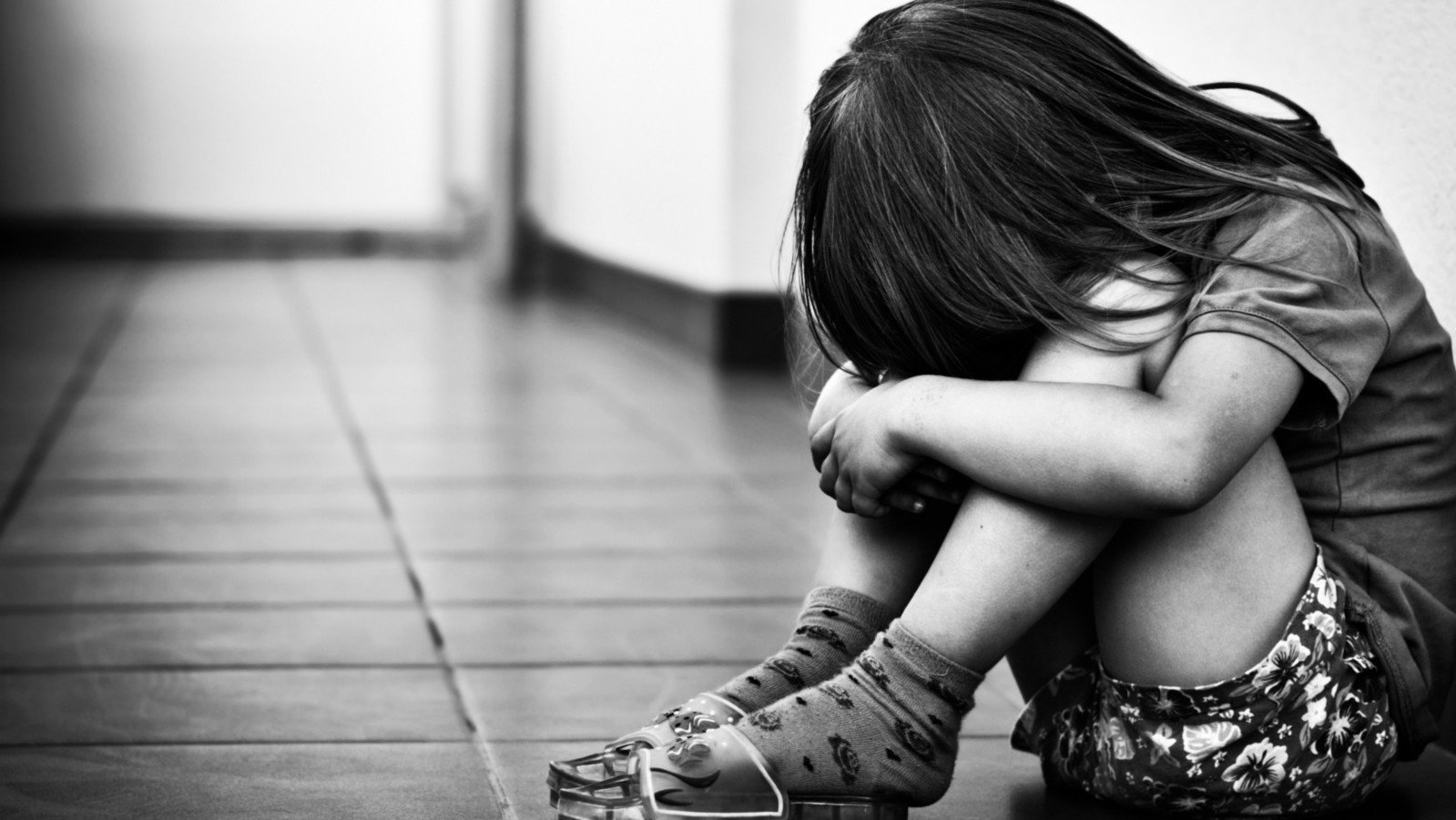 Маленькие девчонки позируют. Две девушки со спины. Девочка плачет на улице. Натянул маленькую девочку. Маленьким девочкам под.