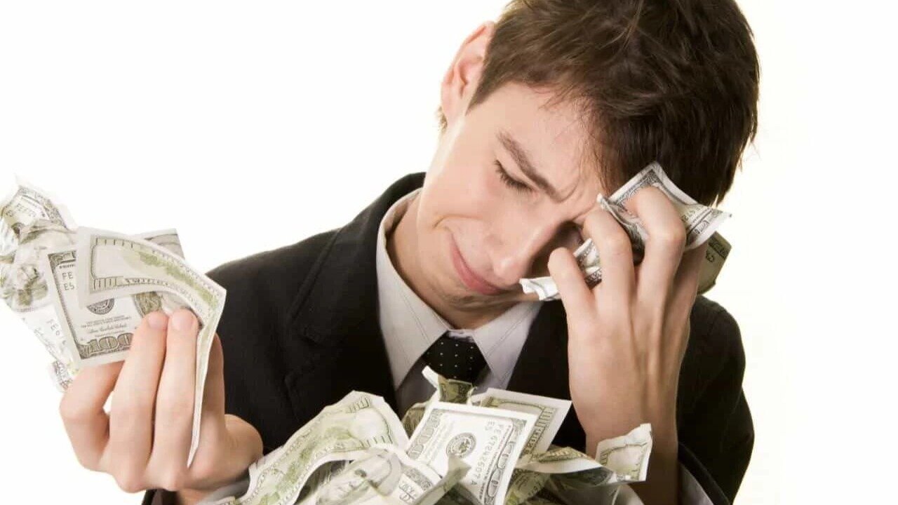 Парень с кучей денег. Счастливый человек с деньгами. Деньги которые зарабатывает мужчина. Бизнесмен с деньгами. Человек с деньгами в руках.